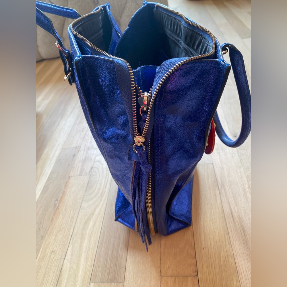 Gorgeous Essentiel Antwerp Blue Purse with Heart Keychain - Picture 4 of 16